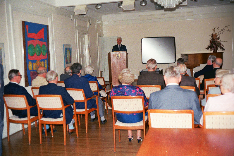 Sinimägede Päeva tähistamine Stockholmi Eesti Majas 11.09.1988. Kõnetoolis kpt Aarne Võting