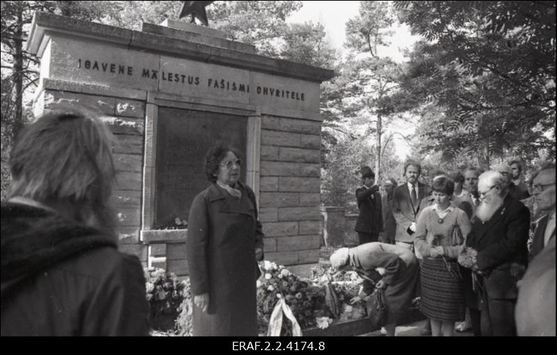 Koonduslaagrites hukkunute mälestusele pühendatud miiting Klooga laagri ohvrite mälestusmärgi juures. Esinevad Peet Sillaots, Endel Puusepp, H. Paulus