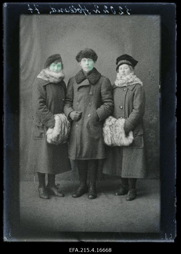 Mees kahe naisega, (foto tellija Holland).