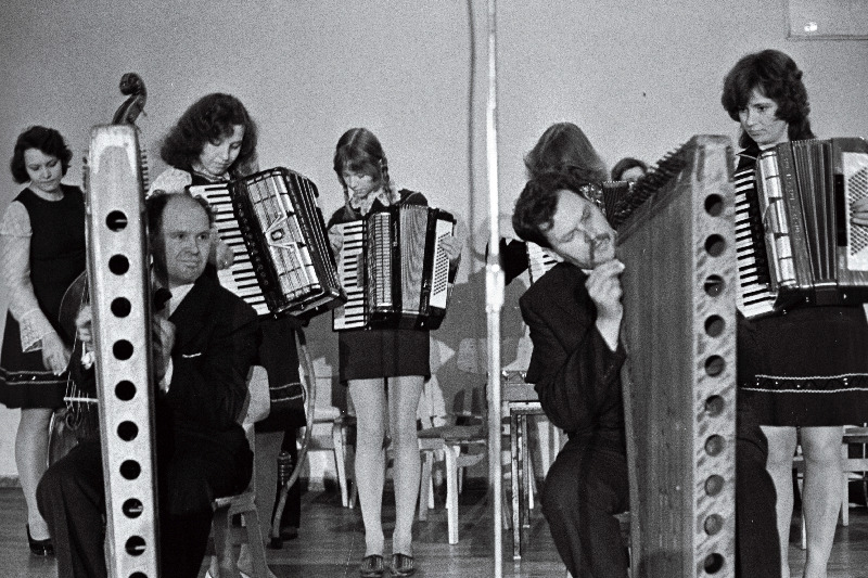 Perekond Raidsalu orkester Valga rajoonist esinemas.