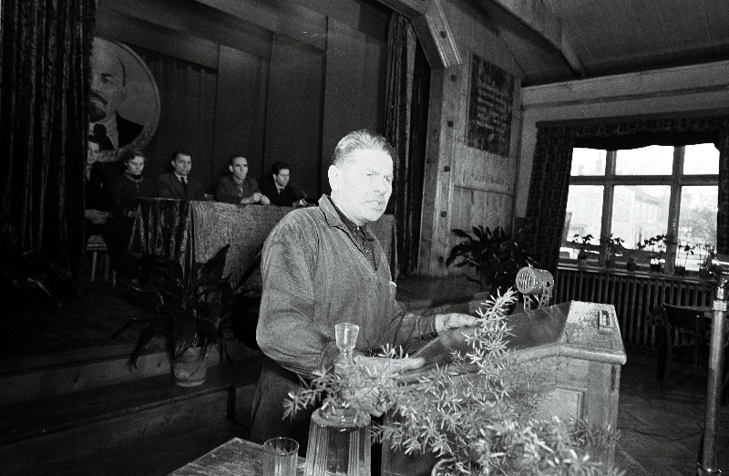 NSV Liidu Ülemnõukogu saadik A. Valdov esineb Tallinna Masinaehitustehases miitingul, nõudes Kalevi-Liiva tragöödia süüdlaste väljaandmist.