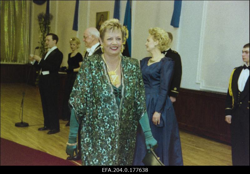 Tallinna linnapea Ivi Eenmaa Eesti Vabariigi aastapäeval president Lennart Meri ja Helle Meri (taga vasakult teine ja kolmas) vastuvõtul Estonia Teatris.