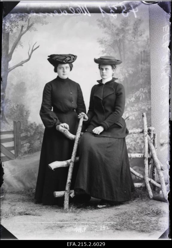 Kaks naist, (foto tellija Weldemann [Veldemann]).