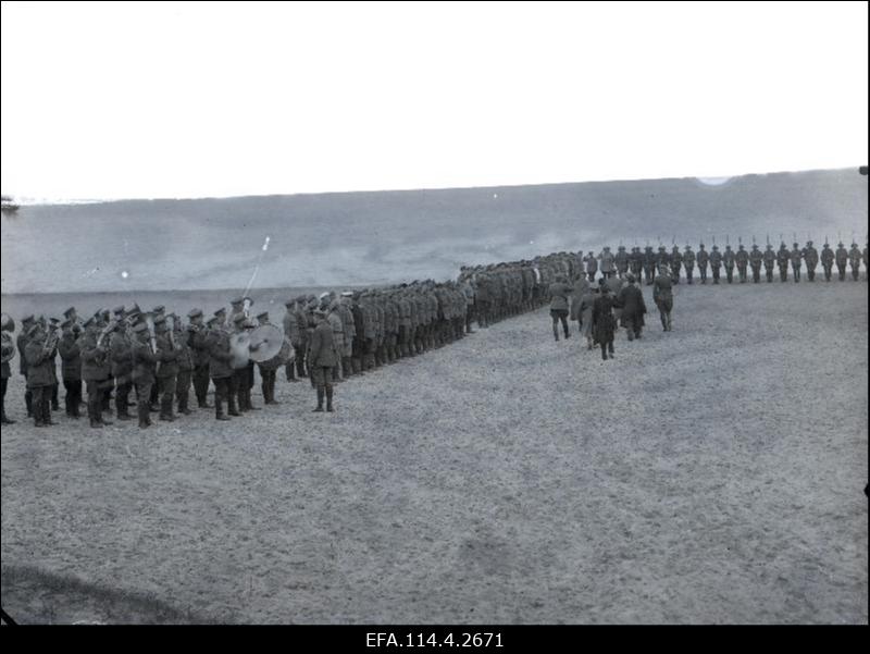 Vabadussõda. Ameerika Ühendriikide Punase Risti esindajad külas 1.Jalaväepolgus Narva-Jõesuus.