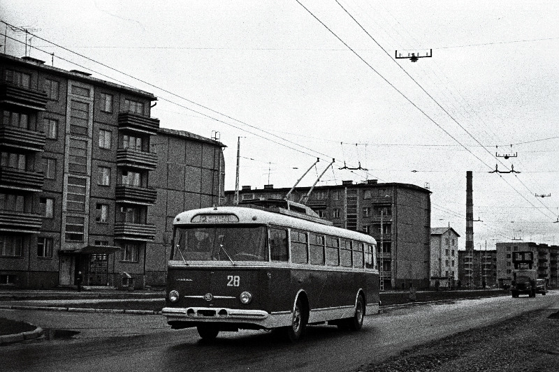 Esimene trollibuss punane "Škoda" Vilde teel proovisõitu tegemas.