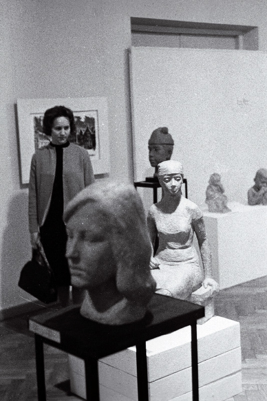 Skulptor Elfriede Marrani looming viie kunstniku R. Uutma, P. Aaviku, E. Marrani, A. Peegli ja H. Tertsiuse juubelinäitusel.