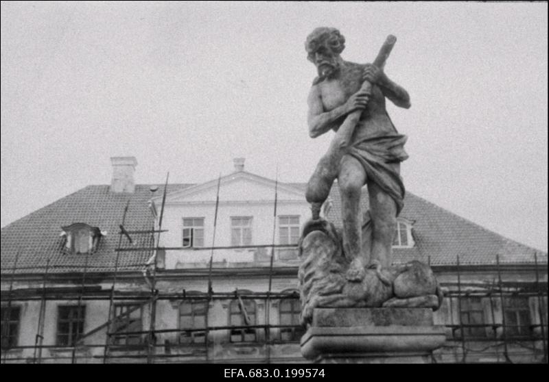 Skulptuur Herakles Saue mõisahoone ees.