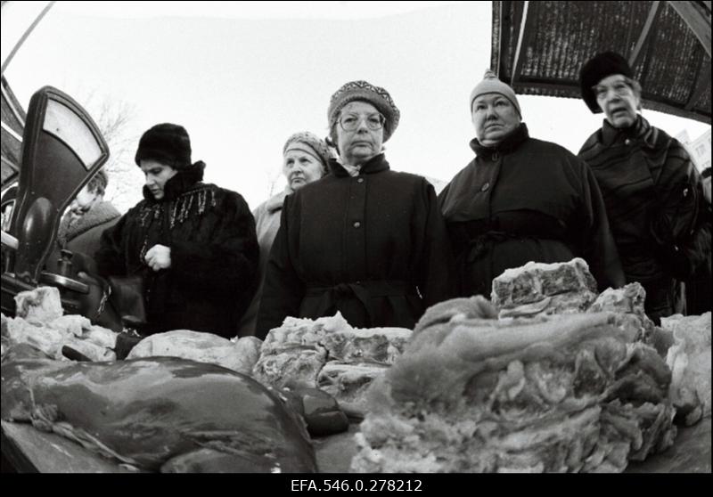 Kauplemine keskturul.