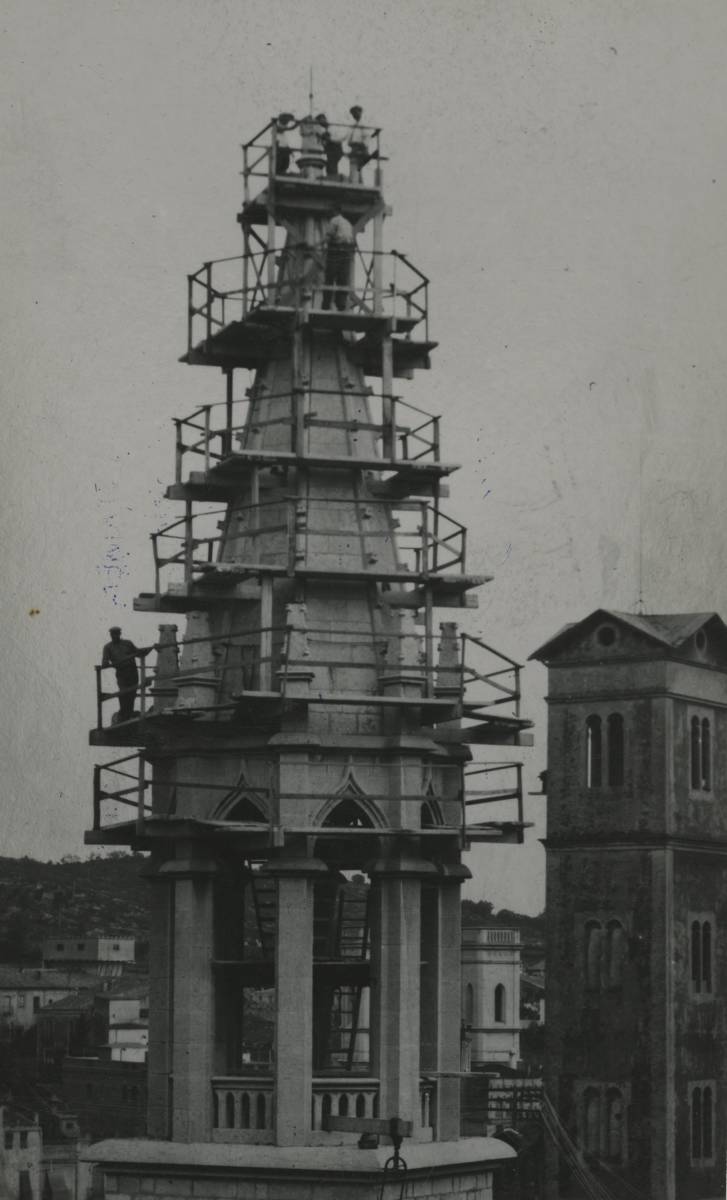 [Construction of the Gothic bell tower of the church of Mercadal] - Construction works of the Gothic bell tower of the church of El Mercadal. Next to it, the Tower of the Waters and in the background, the towers of the church of the Sacred Heart.