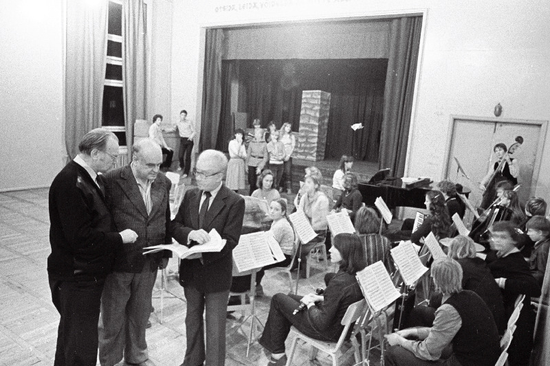 Hetk E. Kapi noortemuusikali "Kristallkingake" proovilt Haapsalu 1. keskkooli teatris, Vasakult: kooli klassivälise töö organisaator Lembit Peikel, teatri lavastaja õpetaja Viktor Nelik ja teatri peadirigent õpetaja Tõnu Paomets.