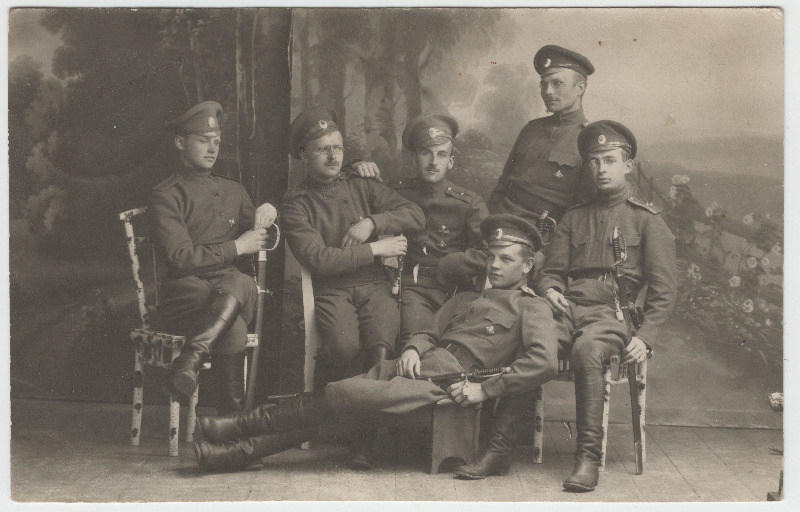 Vene Tsaariarmee sõdurid poseerimas grupifotol, ees Villem Liiv