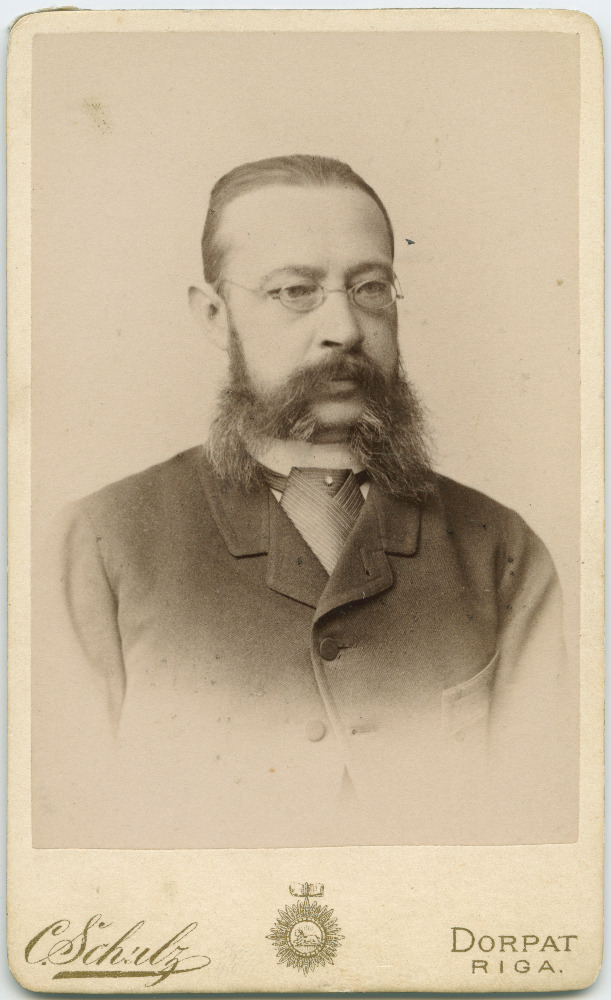 Eesti rahvusliku liikumise tegelane, Eesti Üliõpilaste Seltsi ja korp! Fraternitas Estica asutajaliige, Eesti Kirjameeste Seltsi ja Aleksandrikooli komitee liige arst Heinrich Rosenthal