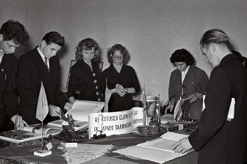 Tallinna Linna XI komsomolikonverentsi delegaadid tutvumas väljapandud kingitustega.