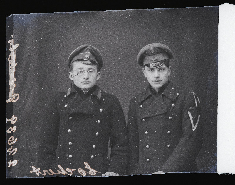 Kaks noormeest, (foto tellija Eschert [Eichert]).