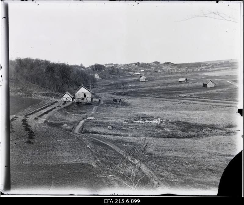 Vaade Karl von Sieversi karistussalga ohvrite ühishauale Viljandi järve ääres Huntaugumäe jalamil.