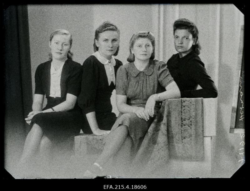 Grupp naisi, (foto tellija Heinaru).