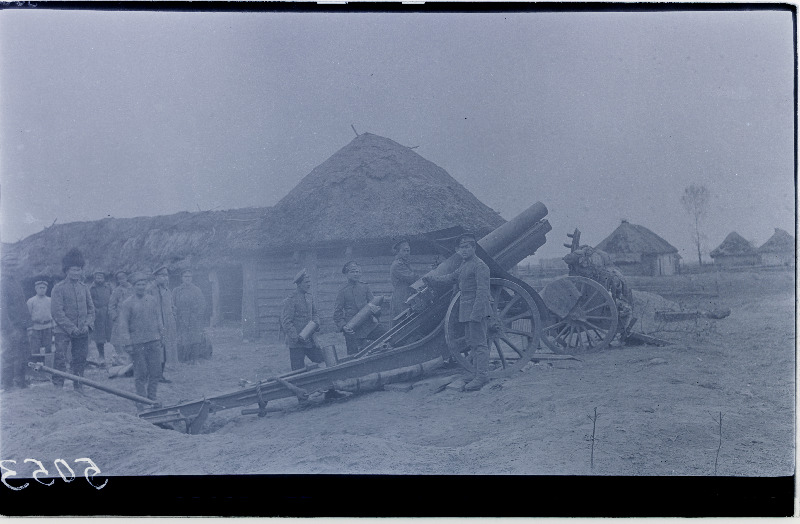 Vene 14.korpuse 12.ratsa-suurtükiväedivisjoni 152mm Schneideri haubitsa laadimine.