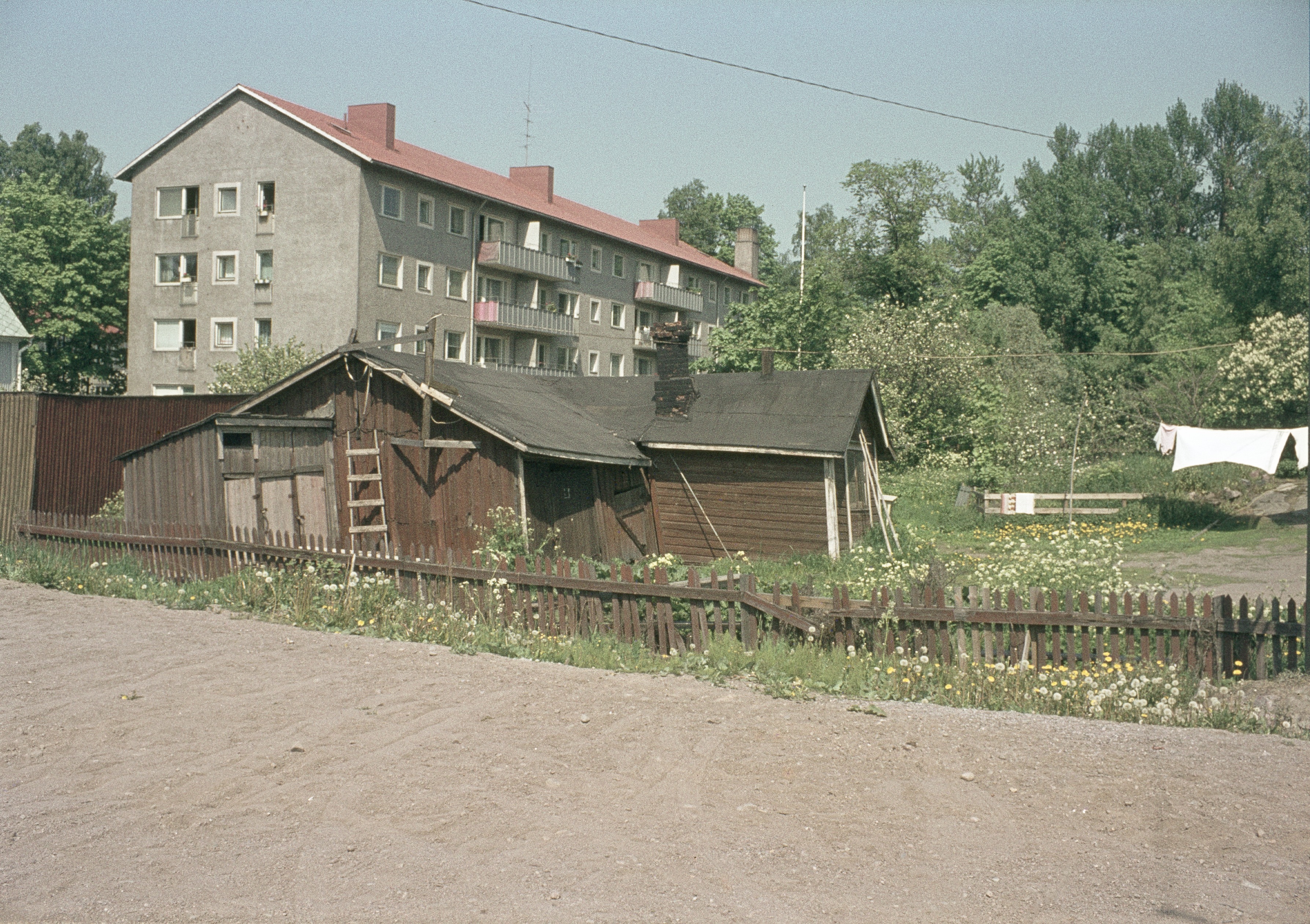 Hämeentie 130. Pihan puolelta.