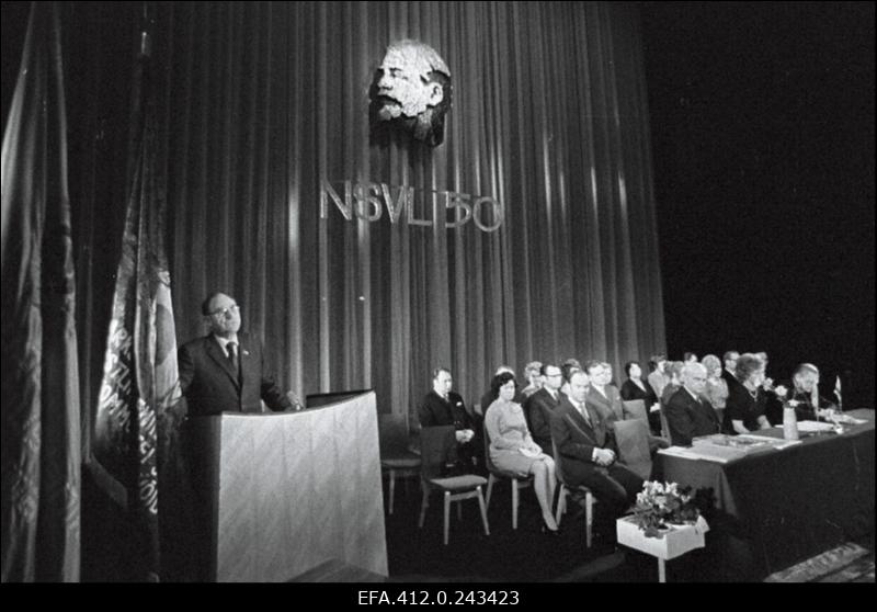 Tootmiskoondisele "Norma" annab juubeliseinaplaadi üle L.Lentsman ("Estonias")