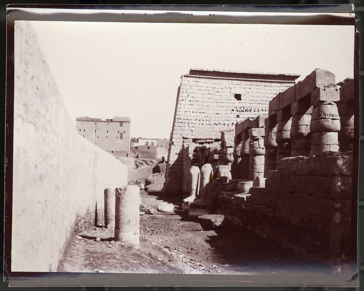 Luxor, temple - Caption: verso: M. "2007 L/I/Luxor: Temple: the Westl. Entrance/pylon to the Ramses II column courtyard (<R?>) from the outside against N.“,” 18 XI 1910/11h10 "(pencil, vertical)