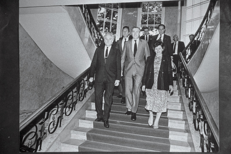 Kanada tööstus-, teadus-, tehnoloogia- ja väliskaubandusminister Michael Wilson (esireas keskel) lahkub Kadrioru lossist pärast vastuvõttu Eesti Vabariigi Ülemnõukogu esimehe Arnold Rüütli (vasakul) juures.