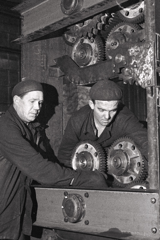 Tallinna Masinaehitustehase kommunistliku töö brigaadi liikmed Viktor Kolje (vasakul) ja Ivar Kairo kristallisaatoreid monteerimas.