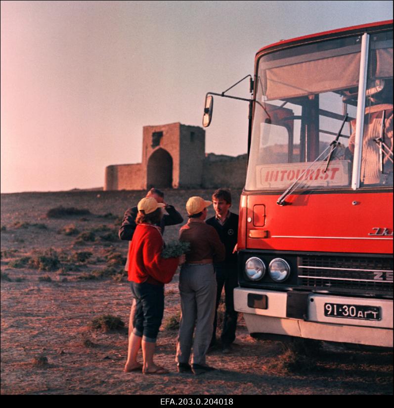 Tallinnfilmi mängufilm "Bande" võttegrupp komandeeringus. Bussi juures jagab naistele selgitusi administraator Mati Sepping.