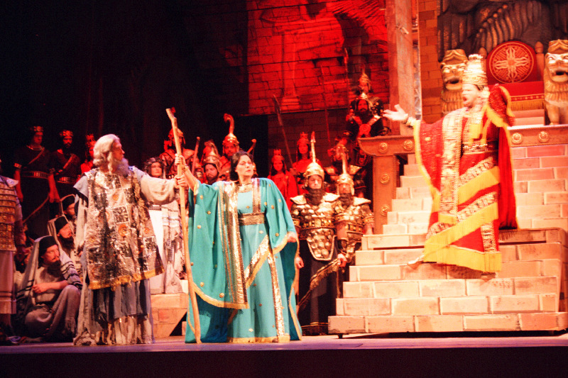 Verdi ooperi “Nabucco” esietendus Estonia Teatris. Zaccaria - Mati Palm (vasakul), Fenena - Pille Lill, trepil Nabucco – Johannes von Duisburg (Saksamaa).