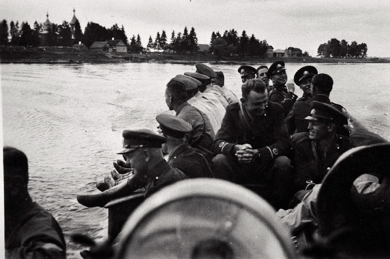 Sõjakooli ohvitserideklasside jalaväe klassi lipnikud laevasõidul Narva jõel.