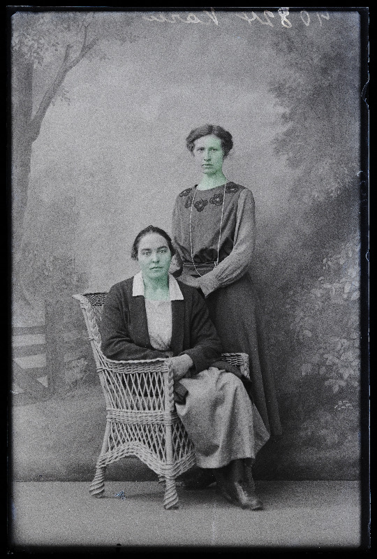 Kaks naist, (foto tellija Karu).