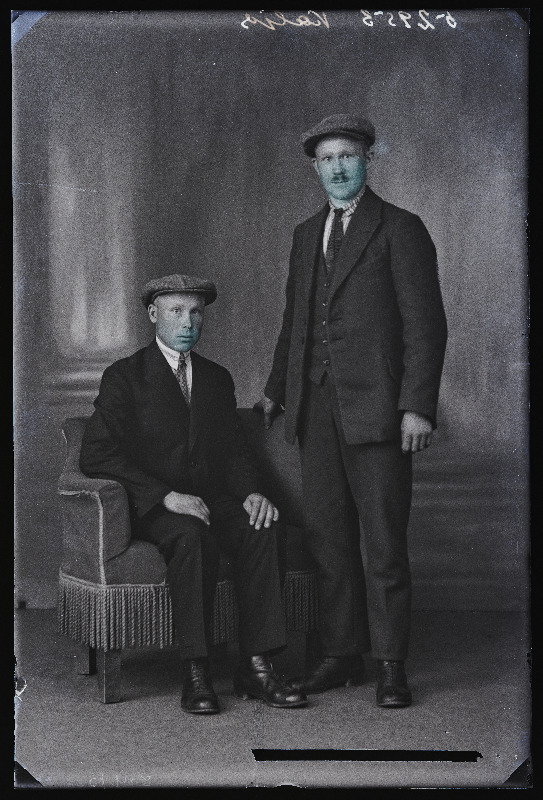 Kaks meest, (foto tellija Kalja, Uue-Kariste, Niguli talu).
