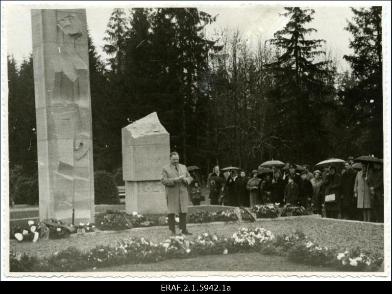 Teises maailmasõjas hukkunute ühishaud. Mälestusmärgi avamine Siimusti kalmistul, avakõnega esineb EKP Jõgeva Rajoonikomitee sekretär E. Randrüüt. Ühishaua dolomiitblokkidest mälestussamba autorid on skulptor Elmar Rebane ja arhitekt Ülo Sirp