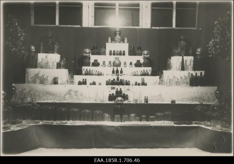 Tühjadest klaaspurkidest ja pudelitest koosnev eksponaat Tartu Eesti Põllumeeste Seltsi 50. aasta juubelinäitusel