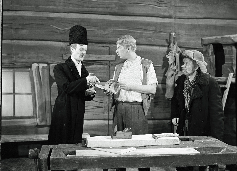 Stseen O. Lutsu jutustuse Tootsi pulm dramatiseeringust V. Kingissepa nimelises TRA Draamateatris, (vasakult) Kiir - Ervin Abel, Toots - Karl Kalkun, Lible - Hugo Laur.