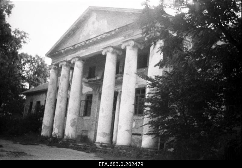 Raikküla mõisahoone fassaad.