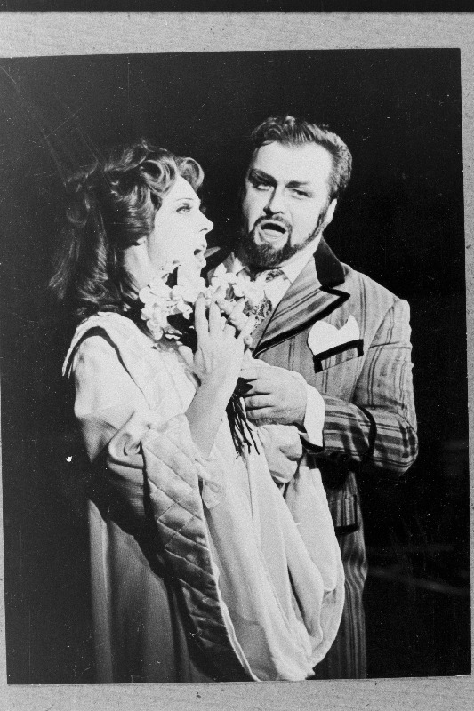 Stseen G. Verdi ooperist "Traviata" RAT "Estonias". Osades Margarita Voites ja Ivo Kuusk.