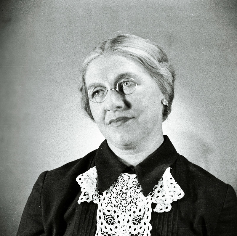 Näitleja Virve Aruoja Burmini tädi osas K. Simonovi näidendis Noormees meie linnast.