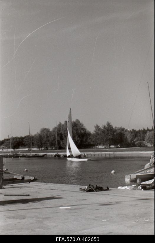 Purjekas Pirita jõe suudmes.