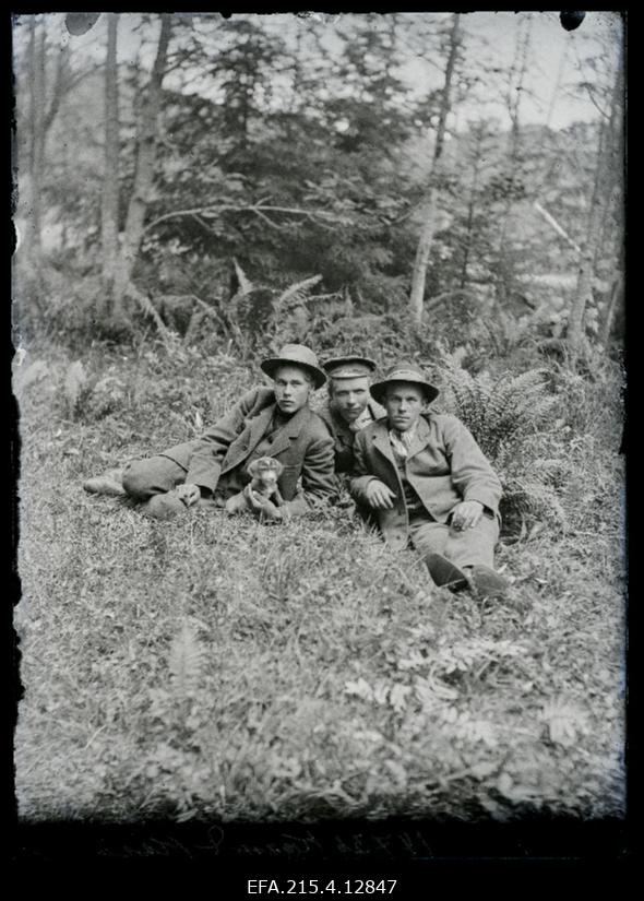 Grupp mehi looduses - vasakul Karm koeraga, paremal Kägu.