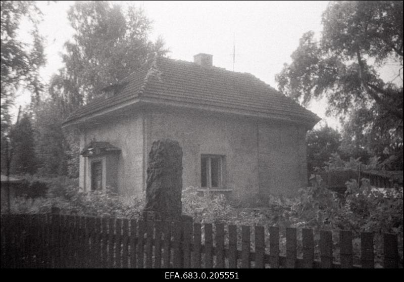 Sõjaväekalmistu valvurimaja, esiplaanil 1914.a surnud sõjameeste mälestuskivi.