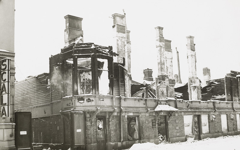 Tuhoutunut rakennus Kristiinankadulla; ulkokuva