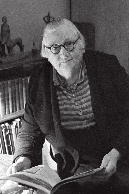 Skulptor Kristine Mei oma 70.sünnipäeval.