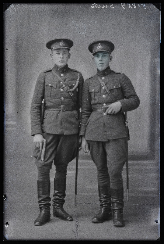Kaks sõjaväelast, (foto tellija Suits).