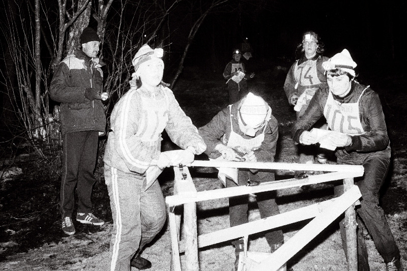 XXVIII Jüriöö jooksust Spordilehe auhinnale osavõtjad kontrollpunktis.