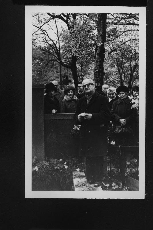 Kodu-uurija ja matusekorraldaja Karl Laane sõjaväelase ja sõjaajaloolase Georg Leetsi matusel Siselinna Aleksander Nevski kalmistul.