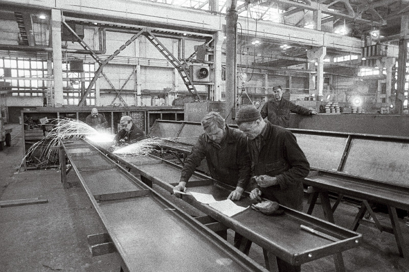 J. Lauristini nim. Tallinna Masinatehase 1. õhkjahutustsehhi metallkonstruktsioonide koostajate kompleksbrigaadi brigadir Mato Martin (vasakul) ja brigaadi liige Vassili Puškarjov töö juures.