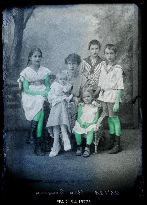 Paruness Ungern-Sternberg lastega.