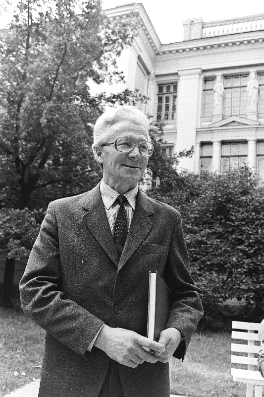 Eesti NSV Teaduste Akadeemia Ajaloo Instituudi rahvahariduse ajaloo sektori juhataja ajalookandidaat Endel Laul.