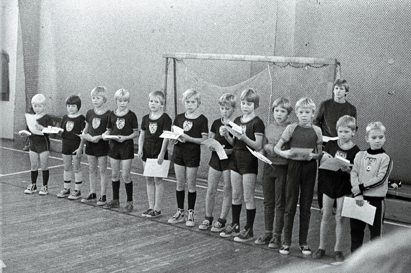 Tallinna esivõistluste võitjaks tulnud Tallinna Oktoobri rajooni Laste ja Noorte Spordikooli jalgpallimeeskond "Lõvid" (paremalt) Indro Olumets, Mart Poom, Urmas Uiboaed, Rain Riisimäe, Risto Sarapik, Meeme Mõttus, Toomas Tombu, Tõnis Dribba, Argo Saul, Marko Kristal ja Priiten Tamm.