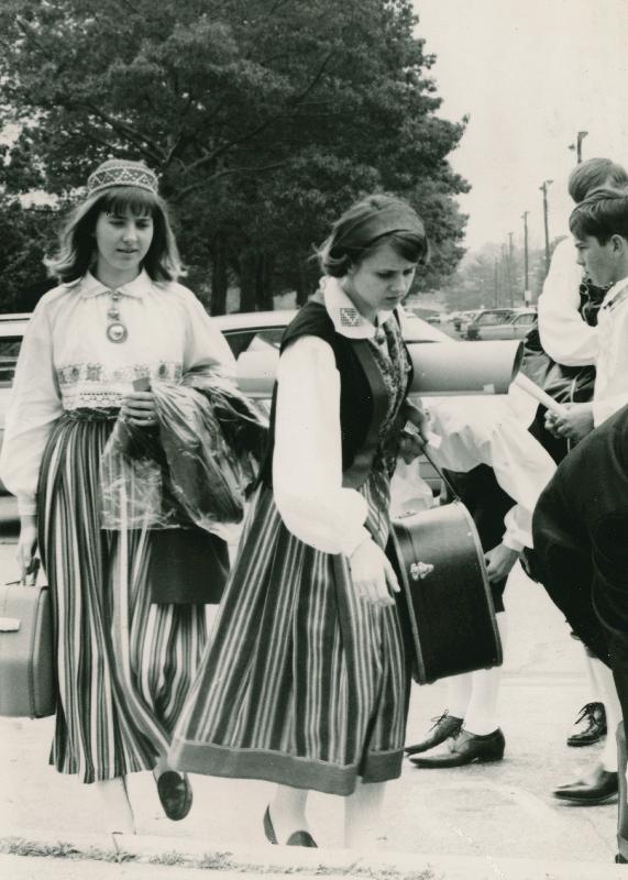 IV Eesti Päevad New Yorgis White Plainsis.Neiud rahvariietes.